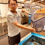 まるかつ水産 柏木店 - 生簀のマコカレイ