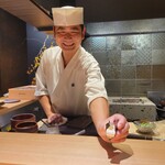 恵比寿 鮨 藤 - 斎藤聡大将と太刀魚の炙りの手巻