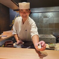 恵比寿 鮨 藤 - 斎藤聡大将と太刀魚の炙りの手巻