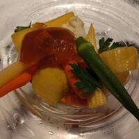 ル・マノアール・ダスティン - 野菜の下には肉から抽出した出汁のジュレ