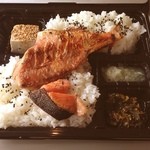 焼さかな弁当 - 近所の弁当屋さんでご飯大盛りを頼んだらとんでもない事にw
魚も美味しくて500円は安過ぎ！