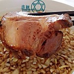 楽観 - 肉厚で旨味たっぷりのチャーシュー。