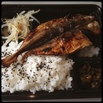 焼さかな弁当 - 魚をその場で焼いてくれるお弁当屋さん。
最近ここにハマっています！