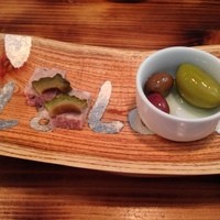 ラ・ルーチェ - パテとゴーヤのピクルス、オリーブのオリーブオイル漬け