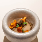 レストラン オオツ - 2023.9 地物黒鮑 生ハムと椎茸のスープ ジロール茸