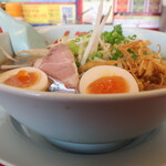 ラーメン 山岡家 - 焦がし醤油ラーメン＋味付玉子