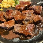 鉄板王国 - 切るの大変。一口サイズにするのがオススメ