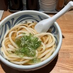 うどん嵐 - 温かいかけうどん、ネギと生姜に最後天かすを加えて。