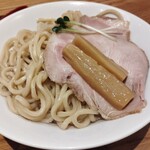 Tsukemen Tetsu - TETSUのつけ麺は出汁に浸かってるので麺が絡みにくくて食べやすい