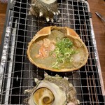 目利きの銀次 - 活さざえ壺焼@768円×2&絶品‼︎蟹味噌甲羅焼@713円