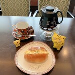 ビリオン珈琲 - 料理写真:キリマンジャロ950円+たまさらロール(無料サービス)