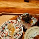 炭火割烹 白坂 - 八寸「柿の白和え」「サスエ前田魚店のイサキ」