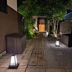 炭火割烹 白坂 - 石畳のアプローチ