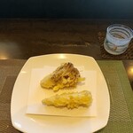 Sushi Tama Kagari Tempura Tama Koromo - あつあつの舞茸とヤングコーン