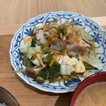 Dainingu Kei - キャベツ、ねぎの葉っぱ部分、もやし、しめじの蒸し野菜にぬるくてスマートな蒸し銀ダラが乗ってました。ポン酢はメリハリがない印象。何故か崩れた豆腐が2切れ。小鉢は美味しいです。