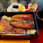 Jou Unagi Maruhei - 蓋を開けると、結構しっかり焼いた鰻が現れます。