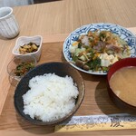 Dainingu Kei - ご飯は、小さい茶碗です。柔らかい炊きあがり。主菜のビジュは正直イマイチ。銀ダラはどっこー？
