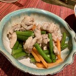Hanagohan - 鶏肉とにんにくの芽炒め物