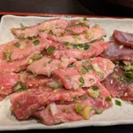 黒毛和牛一頭買い 焼肉行徳苑 - カルビ150g
            肉質は普段ほど良くなかった
            いつもと切ってる人が違うんでないか？
            右横は無料でもらった牛タン