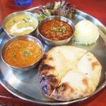タンドールバル カマルプール - カマルランチ(700円)+カレー3種(200円)+チーズクルチャ(+100円) カレーはポークキーマ、ココナッツソースの海老カレー、2種の豆カレー