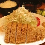 ぶたじろう - ロースカツ定食♡650円

超ボリューミーなのにこのお値段(*￣ｍ￣)

ちまたで10/10は「とんかつの日」と聞きましたのでとんかつ定食♡