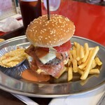 VOLTAIC DINER - 付け合わせは、マカロニとポテト