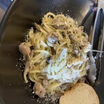 かじゅある いたりあん PePe - サルシッチャとキノコ　チーズパスタ
