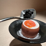 心水 - 付き出し半熟卵とキャビア