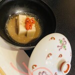 Akemi Zushi - 胡麻豆腐　瓢箪柄を手前に配膳して下さいとの事でした