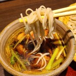 Teuchi Soba Muchakuan - 特選鴨ざるそば(税込1,550円)
                        特選鴨つゆには合鴨(胸肉&腿肉)と鴨つくねが入っており、めんつゆに鴨の旨みが滲み出てます
                        しかしながら鴨つゆが強くて二八蕎麦が少し負けてしまう