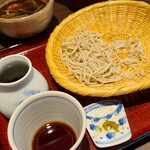 Teuchi Soba Muchakuan - 途中で追加のもりつゆ(税込220円)もお願いし、盛り蕎麦としても楽しみました
                        もりつゆは醤油と鰹節&昆布の出汁がバランスが良い