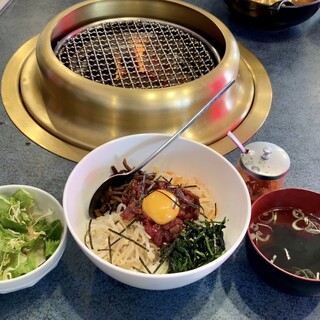 炭火焼肉 みつまた - 料理写真:ユッケビビンバ定食　1,020円(税抜)
