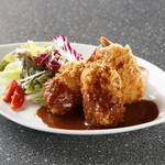ベビーフェイスプラネッツ - 爪つきのカニクリームコロッケ。デミグラスソースでどうぞ！