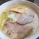 ラーメン ふくや - 塩　超あっさりなので、ホワイトペッパーとニンニクで味変しながら楽しめます　