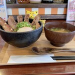 Ton Suteki Kafe Ba Ruboku - 温玉豚テキ丼　1,100円(税込)　※横からも