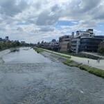 Kanton Ryourihousen - 三条大橋から四条方面の鴨川を見る