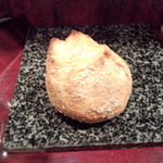 BISTRO GYORAN 魚籃 - 自家製のパン・ド・カンパーニュ