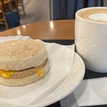 スターバックスコーヒー - あらびきソーセージパティ＆スクランブルエッグのイングリッシュマフィン440円＋スターバックス ラテ（ショート）449円