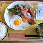 Roiyaru Hosuto - フライエッグ定食（ドリンクバー付き 935円）