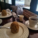 オ・プティ・マタン - 外を見ながらティーコーナー