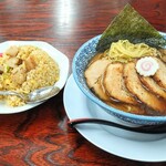 メンドコロ スガ井 - 肉SOBA炒飯（醬油）¥1380 薄味炒飯がラーメンスープと炙りチャーシューを引き立てる!