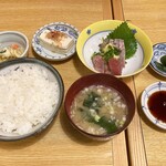 Sampuku - カツオ刺身定食930円。