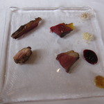 ウシマル - 炭火焼　4種類
      いすみ産ジャージー牛
      いすみ産房州地鶏
      山武産仔鴨
      房総産鹿肉
      柚子胡椒　山ワザビ　ナツハゼのソース　山サンショ