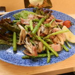 絆 - アスパラベーコンとしめじの炒め物