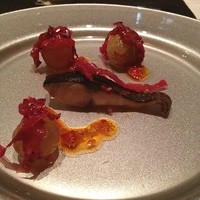 ラ・ブランシュ - 秋鯖のコンフィ、紫キャベツをアクセントに、ソースは万願寺とうがらし、脇役にはぶどう