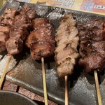 炭火焼き鳥 食ダイニング  - おまかせ5本盛り800円　もも、すなぎも、たん、バラ、ハツ