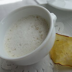 ルアン 神戸迎賓館 - .....二品目　スープ  サツマイモ３種のポタージュ ミルクのカプチーノ仕立て シルクスイートと安納芋と鳴門金時 鳴門金時のチップ.....