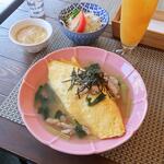 イル レ ディ ラーナ - チキンと小松菜の和風オムライス（セット）。お茶漬け風でユニーク。