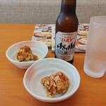 Karayoshi - 胡麻にんにくダレもも唐揚げ　もも唐揚げ　ビール