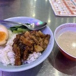 とびだせ ロケット飯店 - セットのルーローハン。